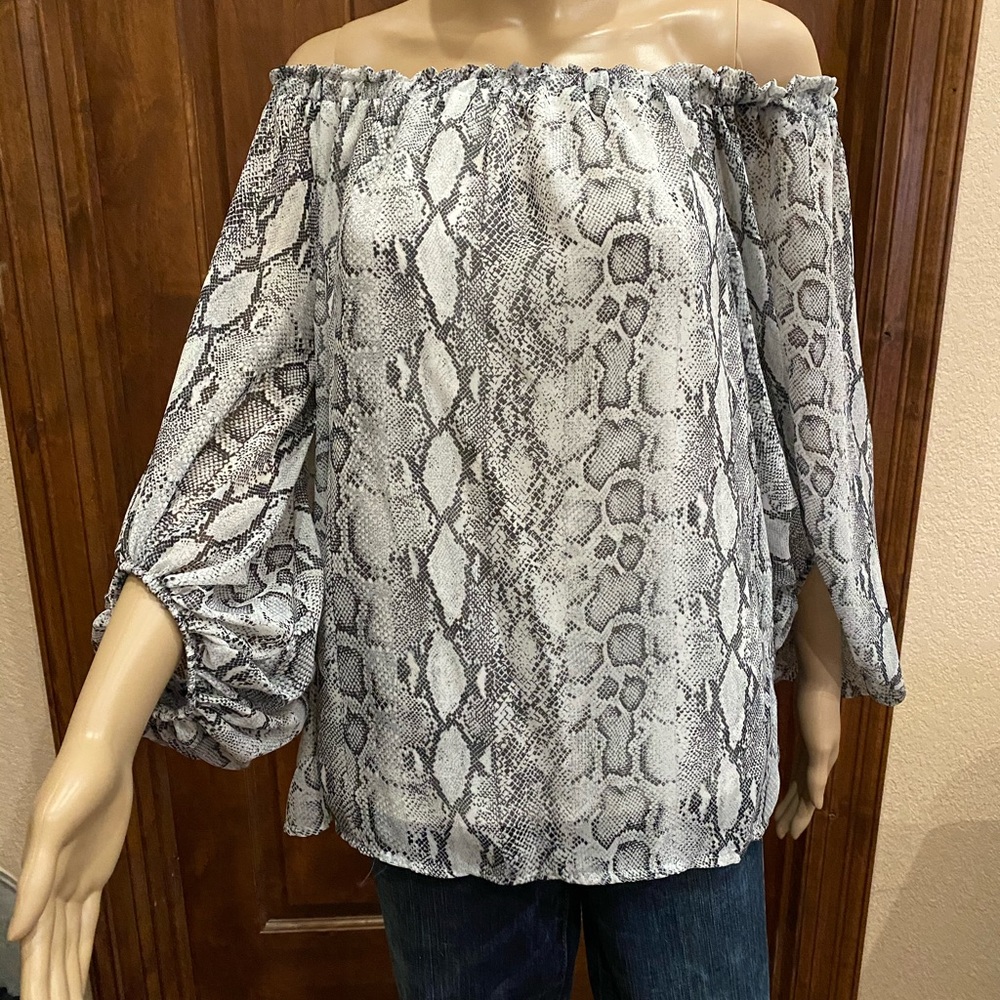 NWOT Entro Off-Shoulder Blouse